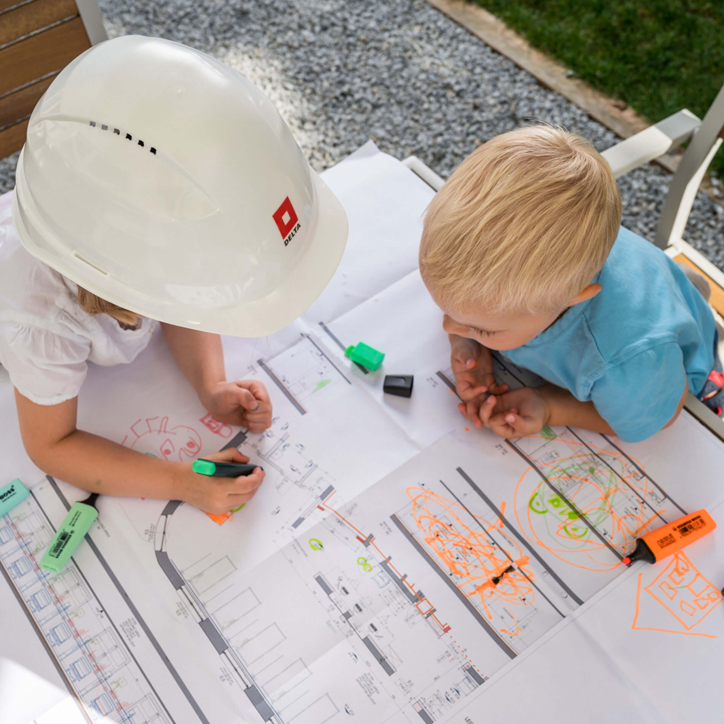 Kinder beim Plan zeichnen