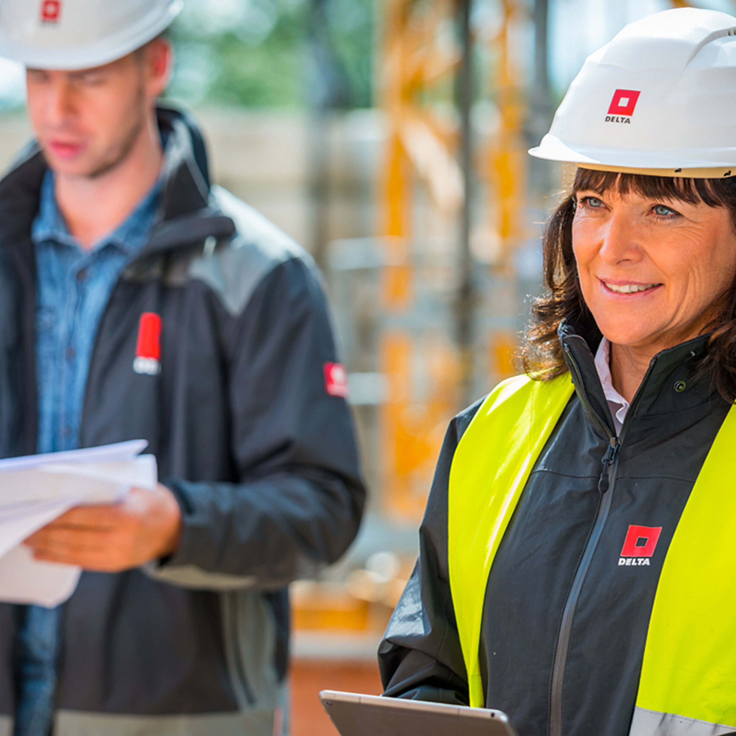 Projektleiterin auf Baustelle