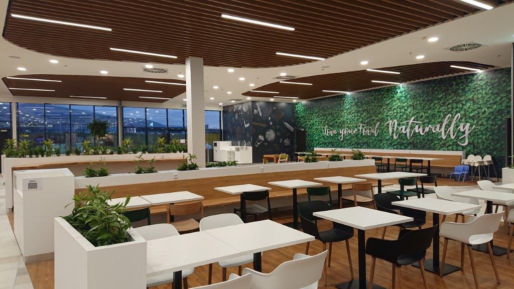 Stoly se židlemi v obchodním centru Olympia, Teplice