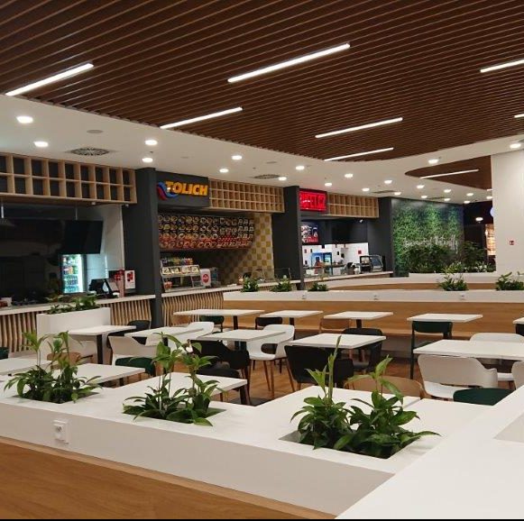 Stoly se židlemi a občerstvením v obchodním centru Olympia, Teplice