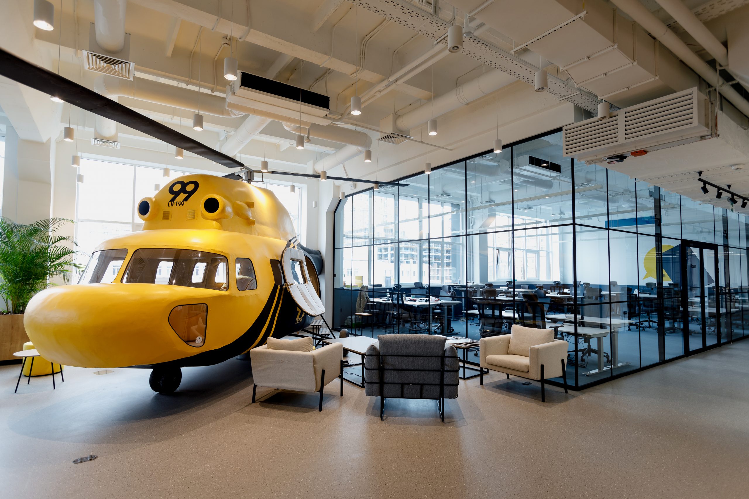 Vrtulník v kanceláři společnosti LIFT99