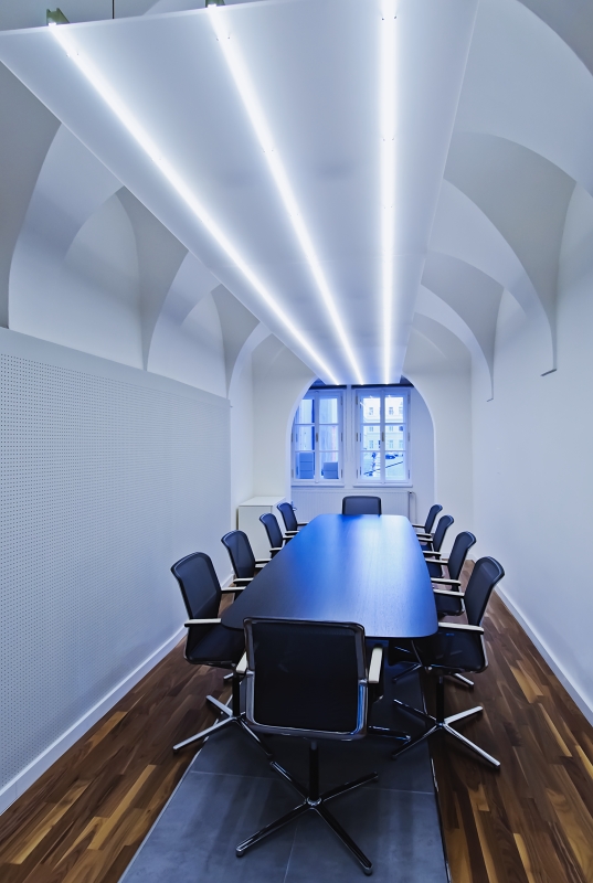 zasadacia miestnosť modernej kancelárie s LED osvetlením